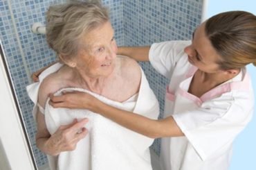 Anziani e igiene: come assisterli al meglio