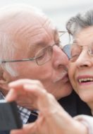 Invecchiare con Grazia: I Segreti della Felicità oltre i 75 Anni