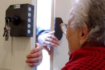 Le truffe più comuni agli anziani e consigli su come evitarle