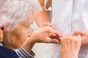 Osteoporosi nell’anziano: sintomi e prevenzione
