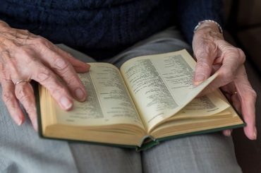 Alzheimer: leggere può aiutare gli anziani a mantenere la mente attiva
