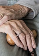 Alcune semplici attività ed esercizi per migliorare l’attività delle mani negli anziani